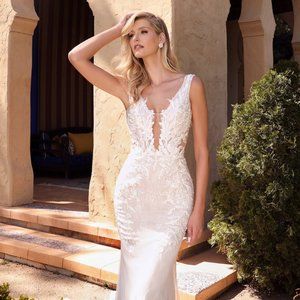 NEW OFF-WHITE SLEEVELESS MERMAID AVERY LACE WEDDING GOWN WITH ZIP BACK CD A1072W